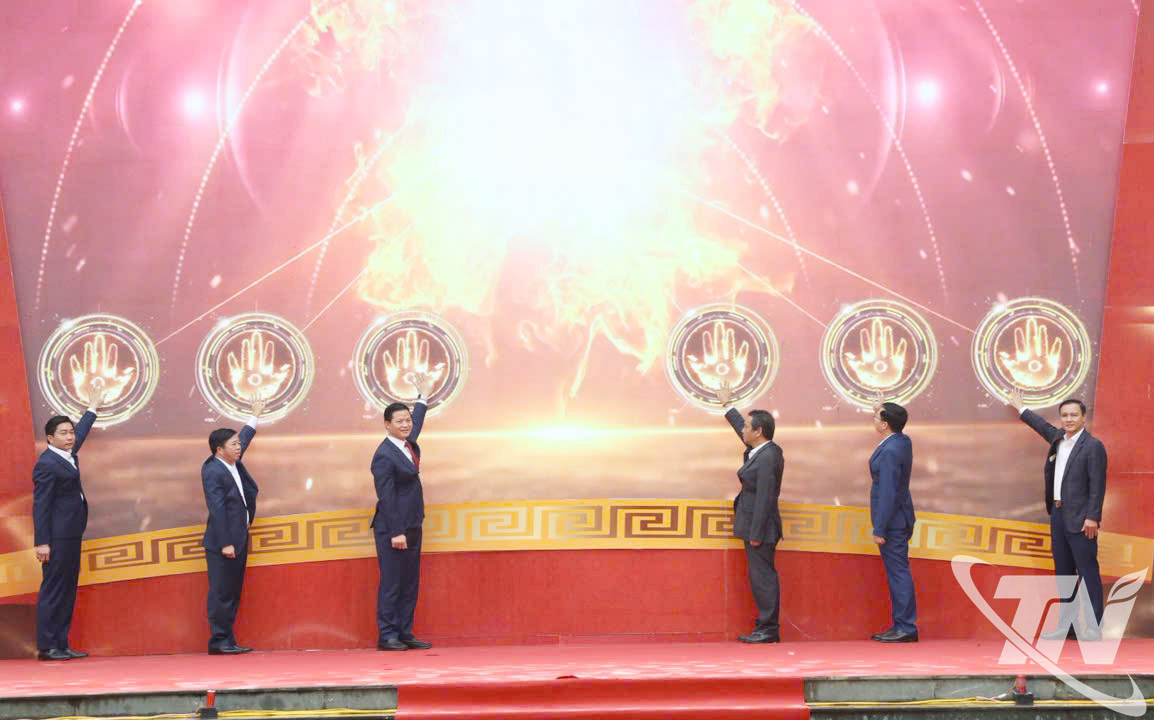 Các đại biểu ấn nút khởi động công trình số hóa Khu di tích lịch sử Quốc gia Đền Đuổm.