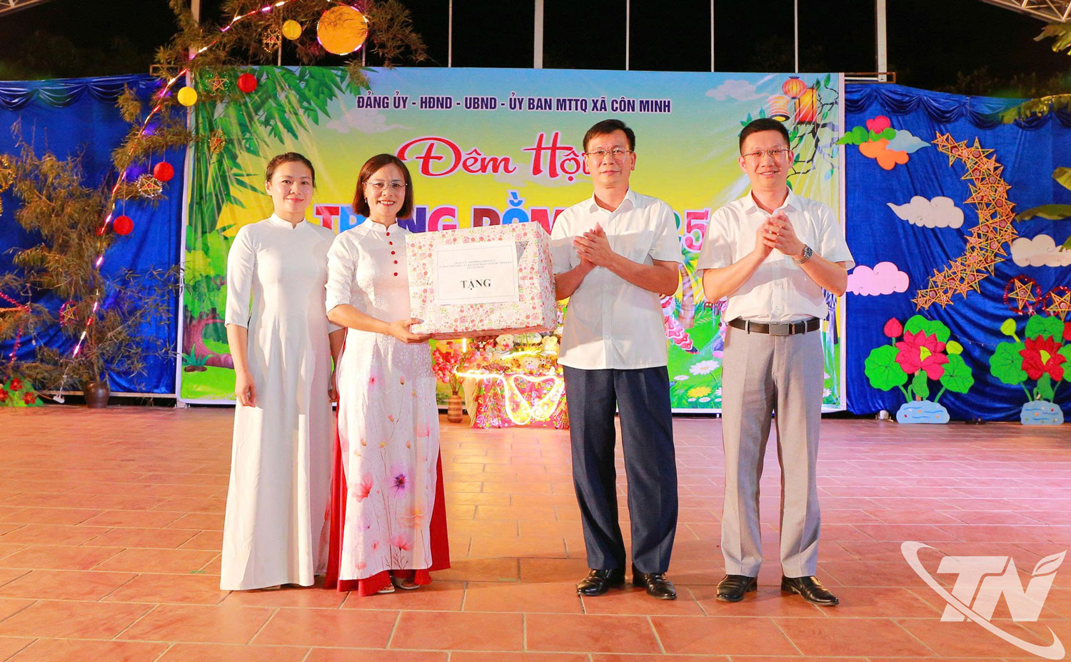 Lãnh đạo xã Côn Minh tặng quà Trung thu cho Nhà trường.