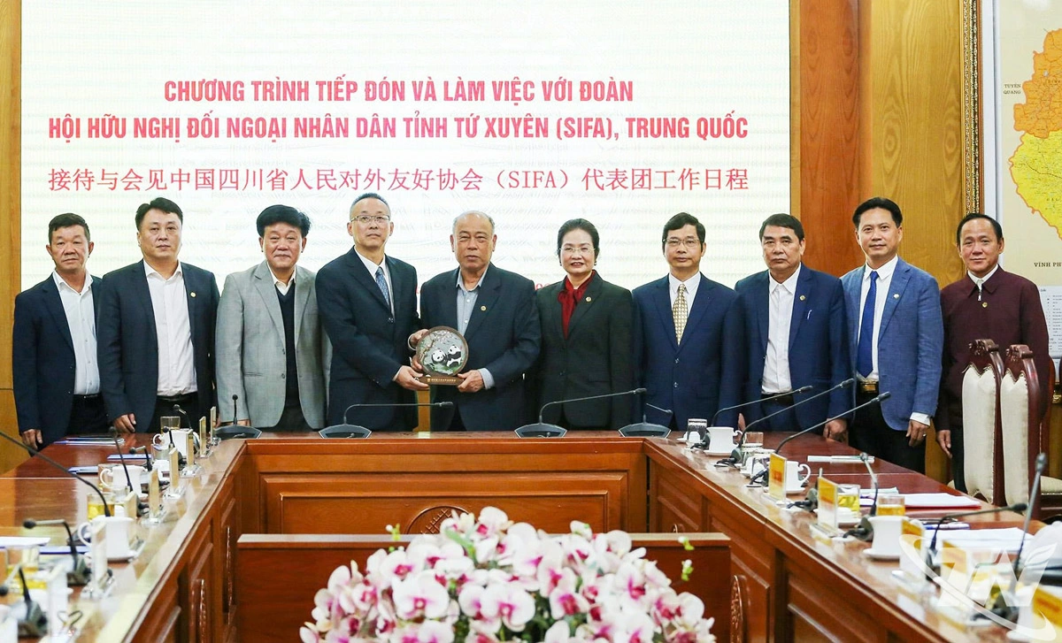 Đoàn đại biểu Hội hữu nghị đối ngoại nhân dân tỉnh Tứ Xuyên (Trung Quốc) đến thăm, làm việc   tại tỉnh Thái Nguyên. Dịp này, các doanh nghiệp của 2 tỉnh cam kết đẩy mạnh kết nối, xây dựng   chiến lược hợp tác đầu tư, kinh doanh trong thời gian tới.