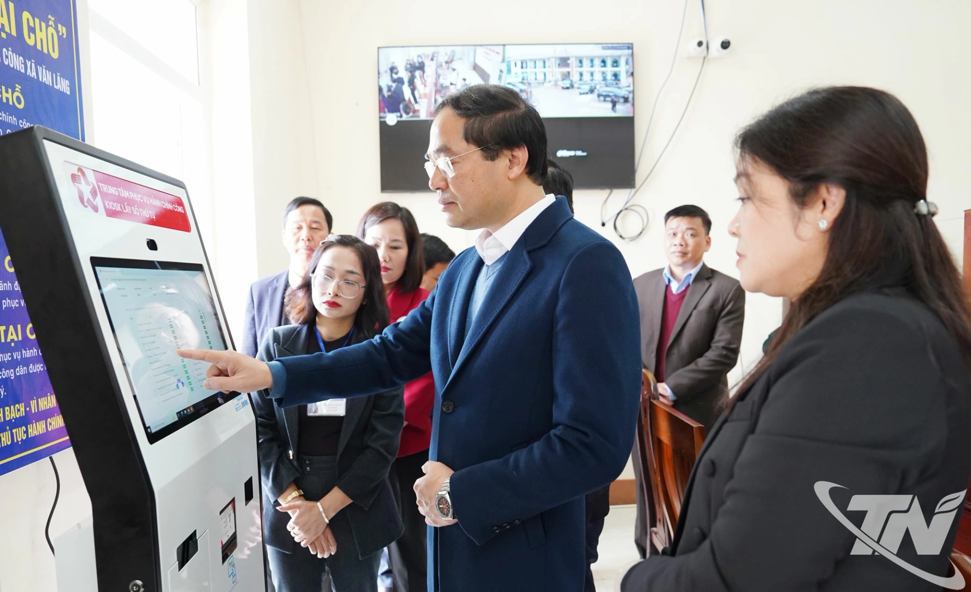 Đồng ch&iacute; B&iacute; thư Tỉnh ủy Trịnh Xu&acirc;n Trường kiểm tra hoạt động của Trung t&acirc;m Phục vụ h&agrave;nh ch&iacute;nh c&ocirc;ng x&atilde; Văn Lăng.