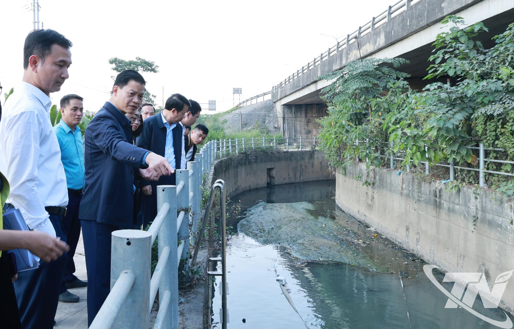 Đồng chí Vương Quốc Tuấn giao nghiên cứu thiết kế phương án điều tiết nước vào hồ điều hòa và ứng dụng công nghệ vi sinh của Nhật Bản trong xử lý môi trường nước tại các hồ.