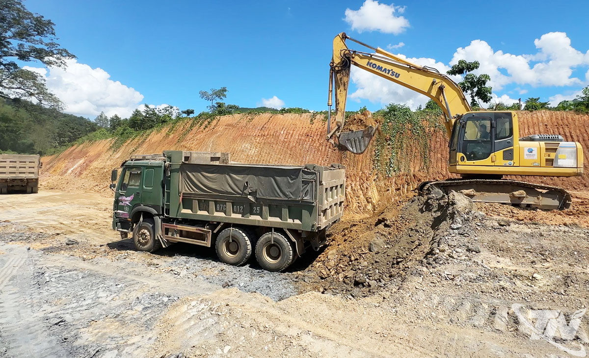 Thi công dự án ổn định dân cư vùng đặc biệt khó khăn thôn Nà Hỏi, xã Phúc Lộc.