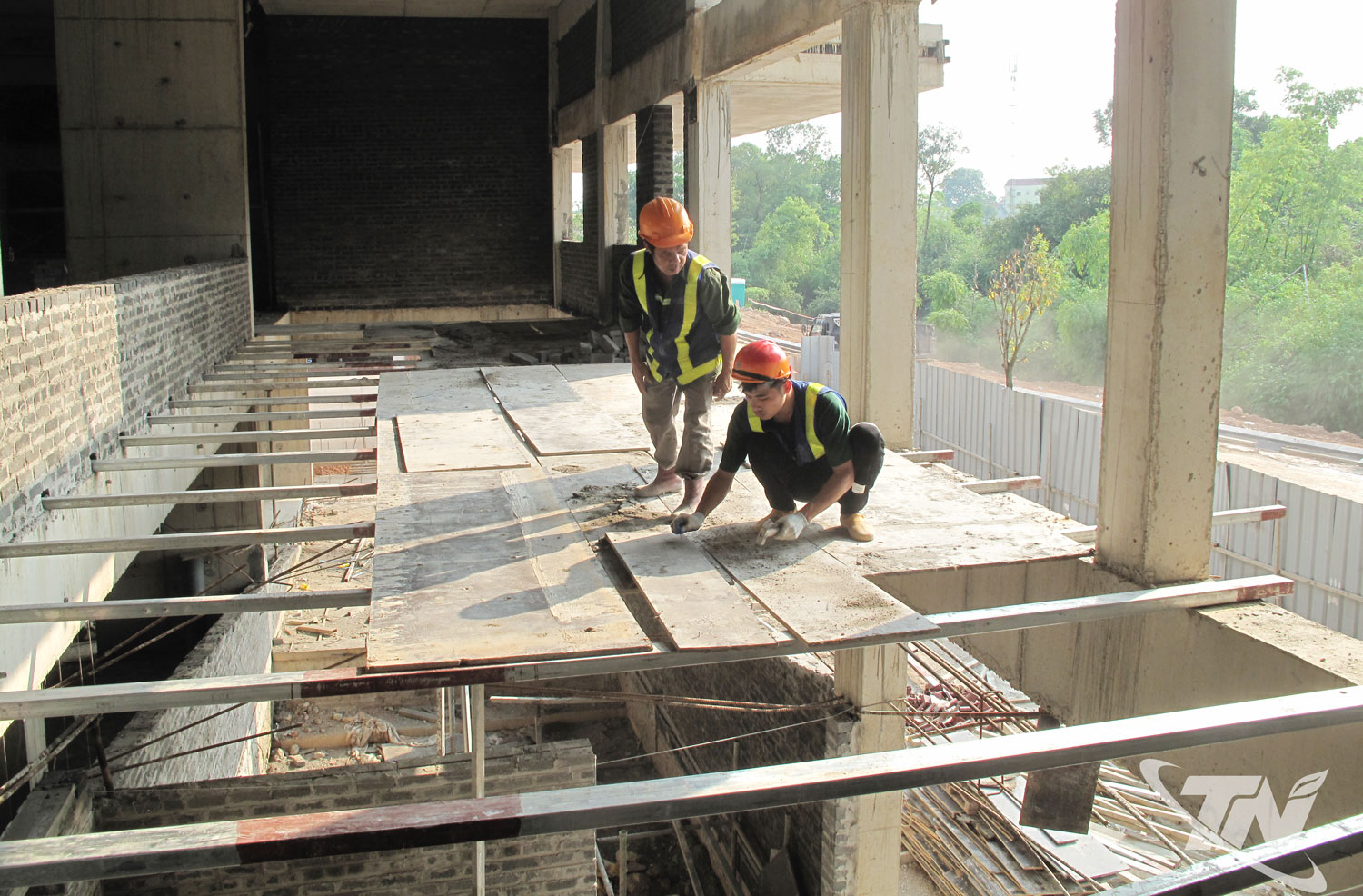 Đơn vị thi công đang đẩy nhanh tiến độ hoàn thiện dự án nhà ở xã hội Khu dân cư Đại Thắng.