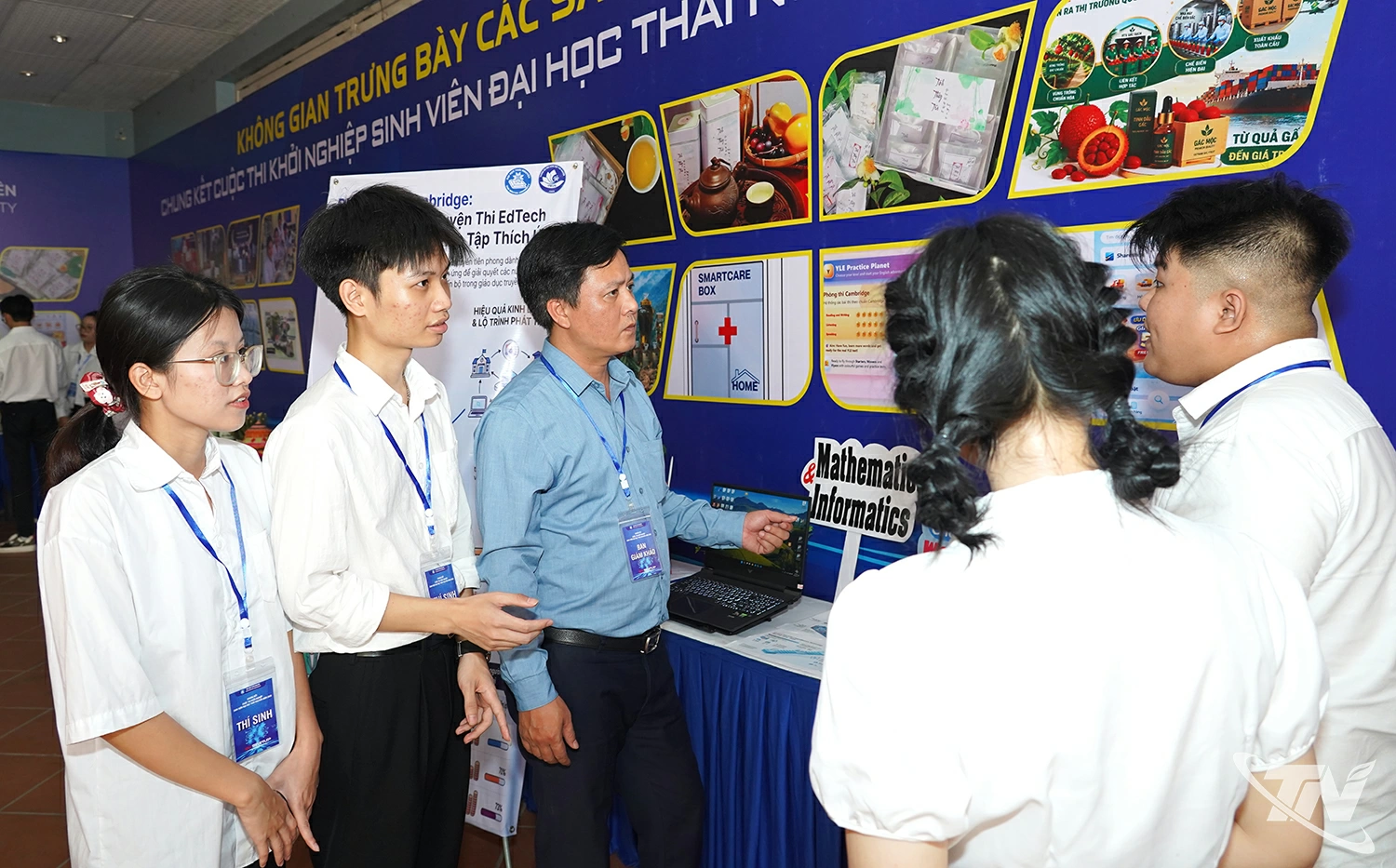Các đội thi trình bày dự án và trực tiếp trao đổi, phản biện với Ban Giám khảo. Ảnh T.L