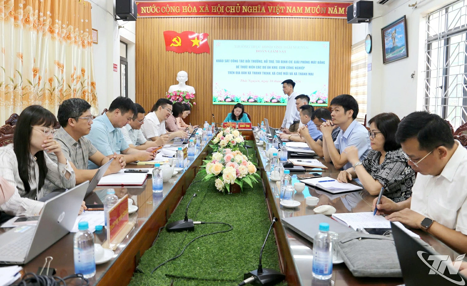 Quang cảnh buổi làm việc.