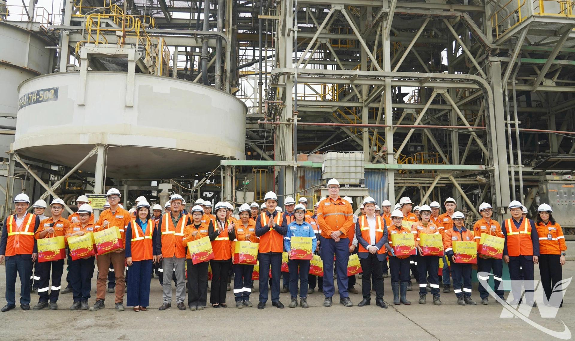 Đồng ch&iacute; Chủ tịch UBND tỉnh v&agrave; đo&agrave;n c&ocirc;ng t&aacute;c tặng qu&agrave; tết cho người lao động của đơn vị.