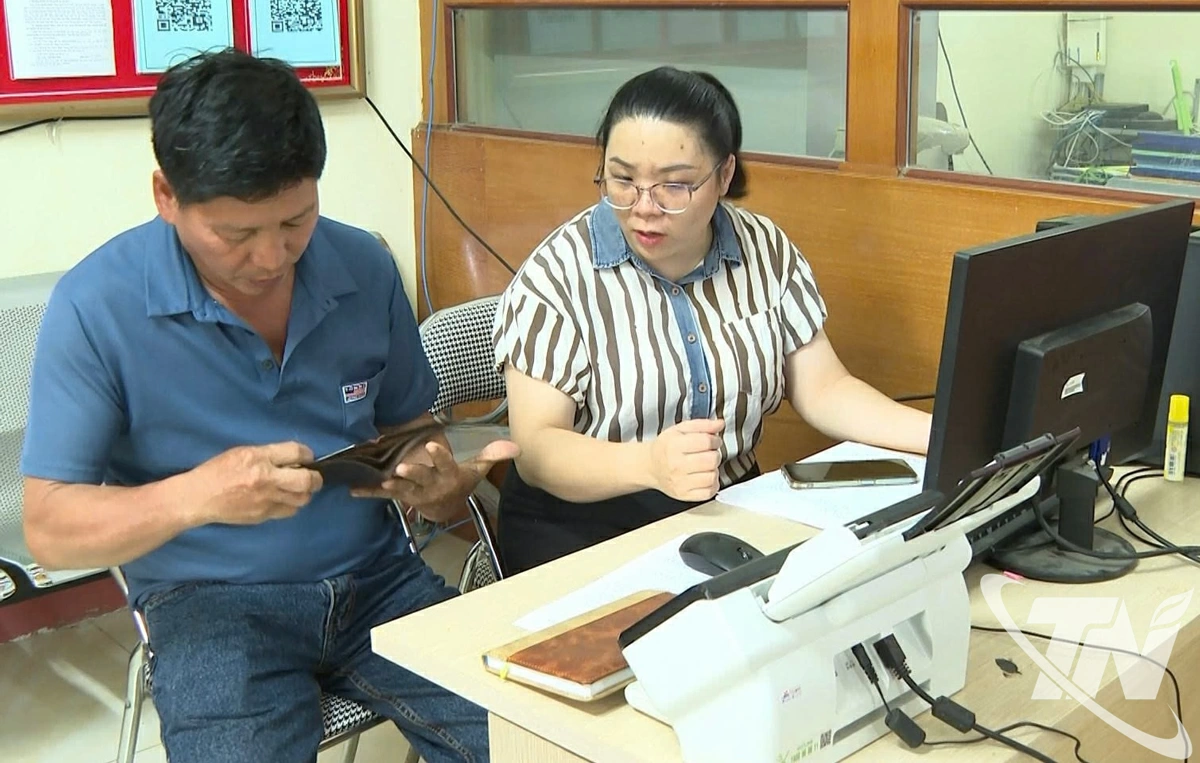 Cán bộ Trung tâm phục vụ hành chính công xã Phong Quang hướng dẫn công dân cài đặt phần mềm, đăng ký giải quyết thủ tục hành chính.