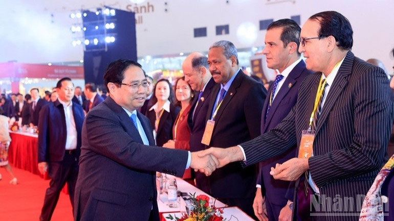 Thủ tướng Phạm Minh Ch&iacute;nh v&agrave; c&aacute;c đồng ch&iacute; l&atilde;nh đạo tới dự lễ khai mạc Hội chợ M&ugrave;a Xu&acirc;n năm 2026. (Ảnh: TRẦN HẢI)