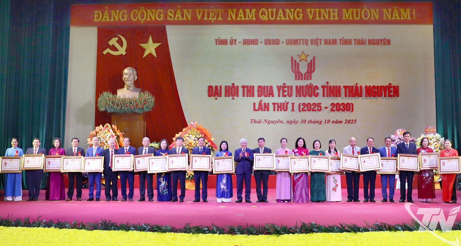 Đồng chí Đỗ Văn Chiến, Ủy viên Bộ Chính trị, Bí thư Trung ương Đảng, Chủ tịch Ủy ban Trung ương MTTQ Việt Nam, Phó Chủ tịch Hội đồng Thi đua - Khen thưởng Trung ương, trao Huân chương Lao động cho các tập thể, cá nhân.