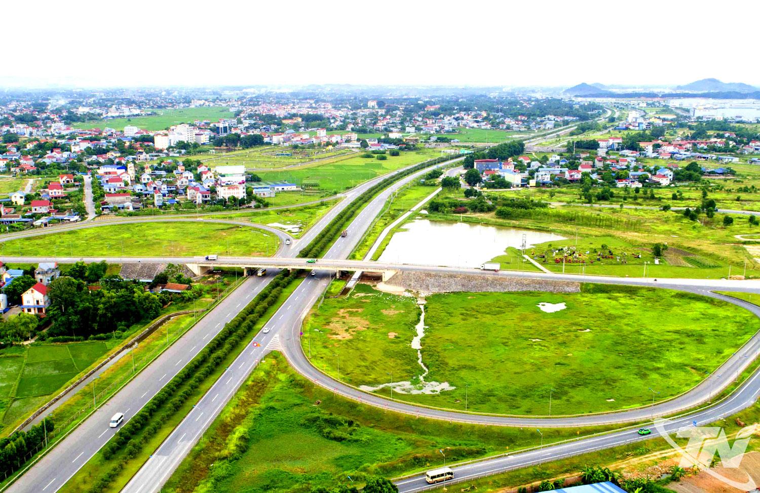 Với vị tr&iacute; cửa ng&otilde; giao thương giữa v&ugrave;ng Việt Bắc v&agrave; đồng bằng Bắc Bộ, nằm trong V&ugrave;ng Thủ đ&ocirc; H&agrave; Nội, c&ugrave;ng với hệ thống giao th&ocirc;ng li&ecirc;n v&ugrave;ng ng&agrave;y c&agrave;ng ho&agrave;n thiện, Th&aacute;i Nguy&ecirc;n sở hữu lợi thế r&otilde; n&eacute;t về kết nối đa phương thức.