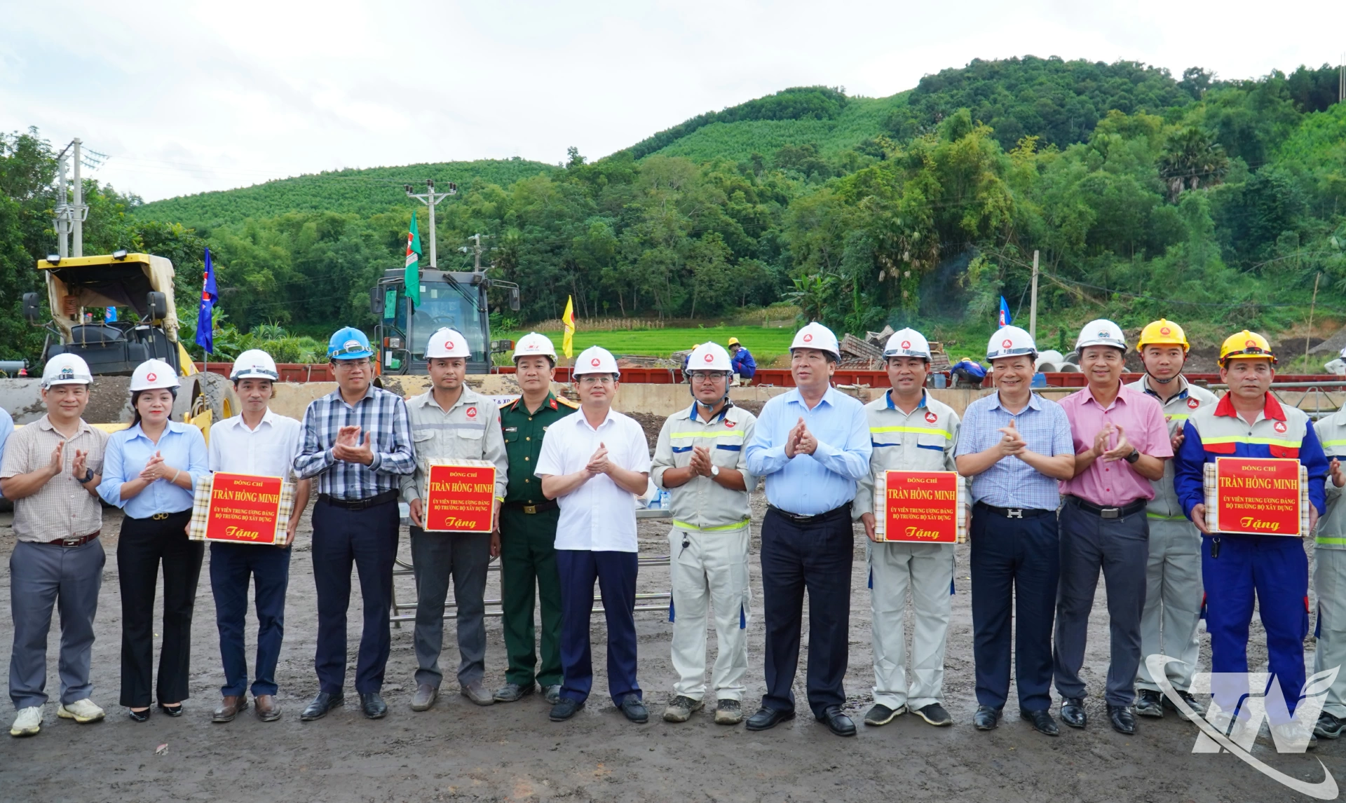 Bộ trưởng Bộ Xây dựng cùng Lãnh đạo tỉnh Thái Nguyên tặng quà, động viên các đơn vị thi công