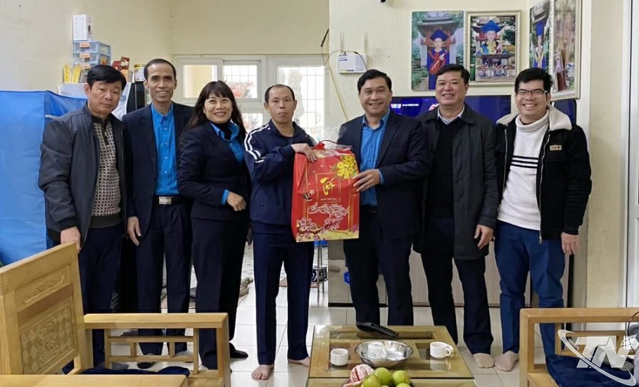 Lãnh đạo Tổng Công ty thăm,   tặng quà người lao động.