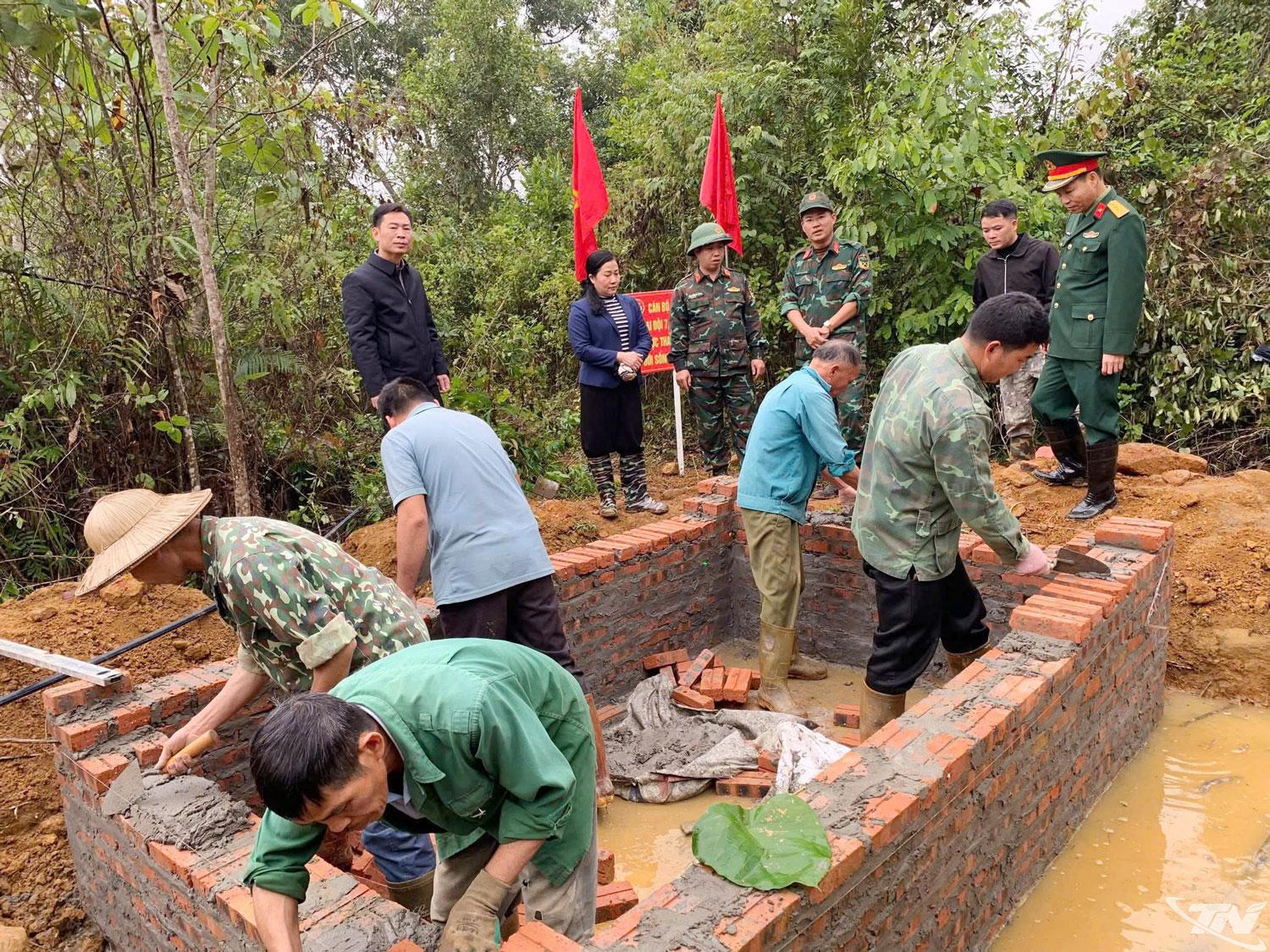 Đo&agrave;n c&ocirc;ng t&aacute;c&nbsp;trực tiếp kiểm tra, nắm t&igrave;nh h&igrave;nh đời sống, sinh hoạt, kết quả thực hiện nhiệm vụ d&acirc;n vận của đơn vị.
