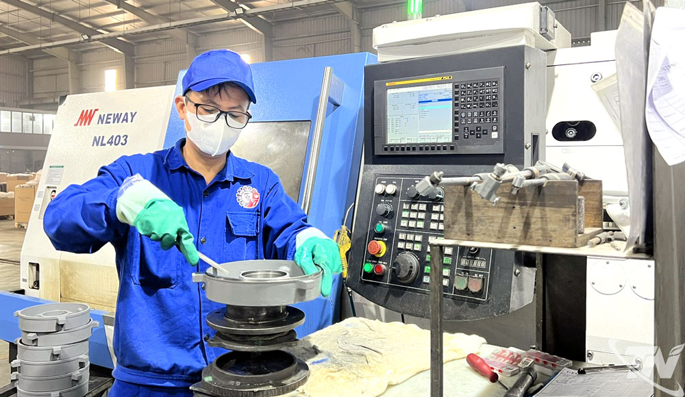 Nhiều doanh nghiệp cơ kh&iacute; tr&ecirc;n địa b&agrave;n tỉnh mạnh dạn đầu tư d&acirc;y chuyền hiện đại, g&oacute;p phần giải ph&oacute;ng sức lao động, n&acirc;ng cao năng suất v&agrave; chất lượng sản phẩm.