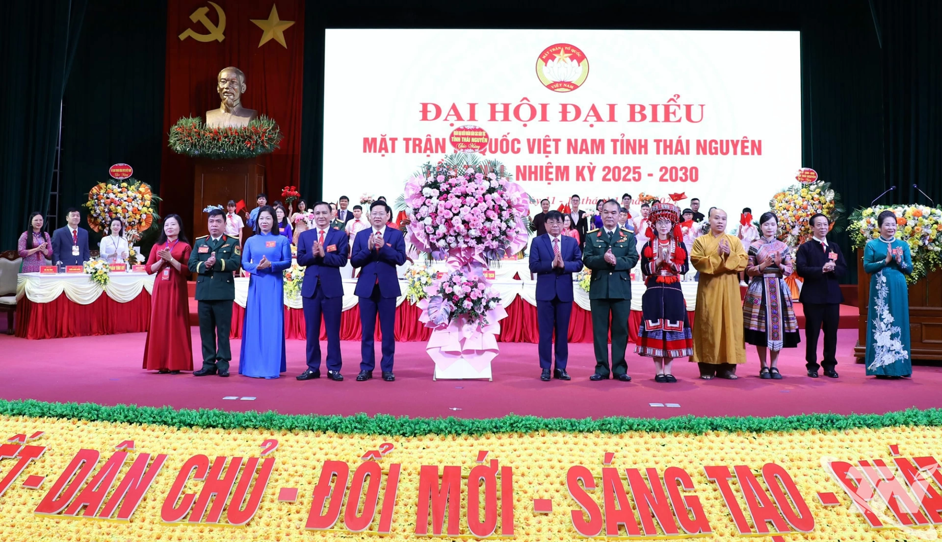 Đoàn đại biểu nhân dân các dân tộc tỉnh Thái Nguyên chúc mừng Đại hội.