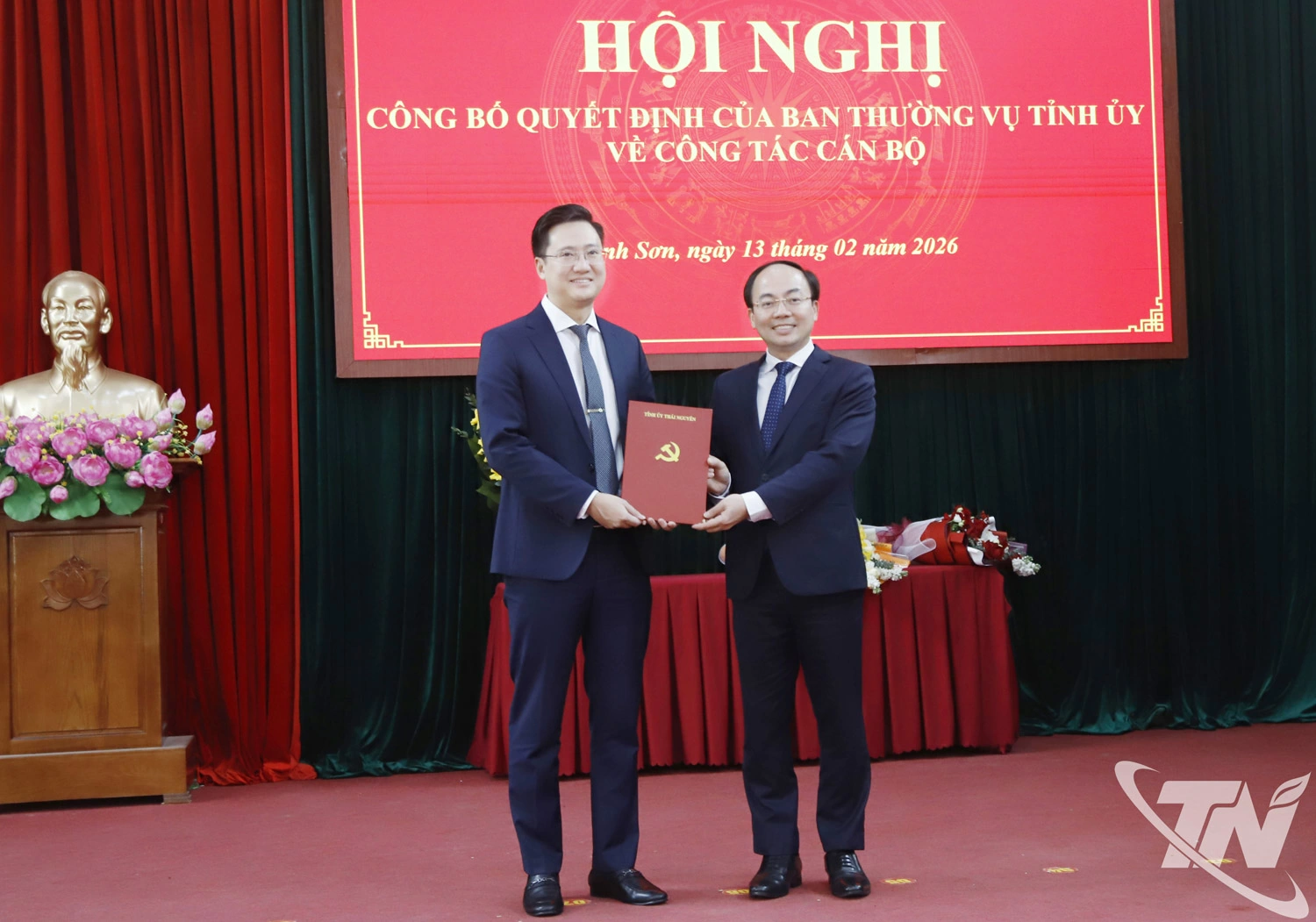 Đồng chí Nguyễn Đăng Bình, Phó Bí thư Thường trực Tỉnh ủy, Chủ tịch HĐND tỉnh trao Quyết định chuẩn y của Ban Thường vụ Tỉnh ủy Thái Nguyên cho đồng chí Phạm Đức Giang.