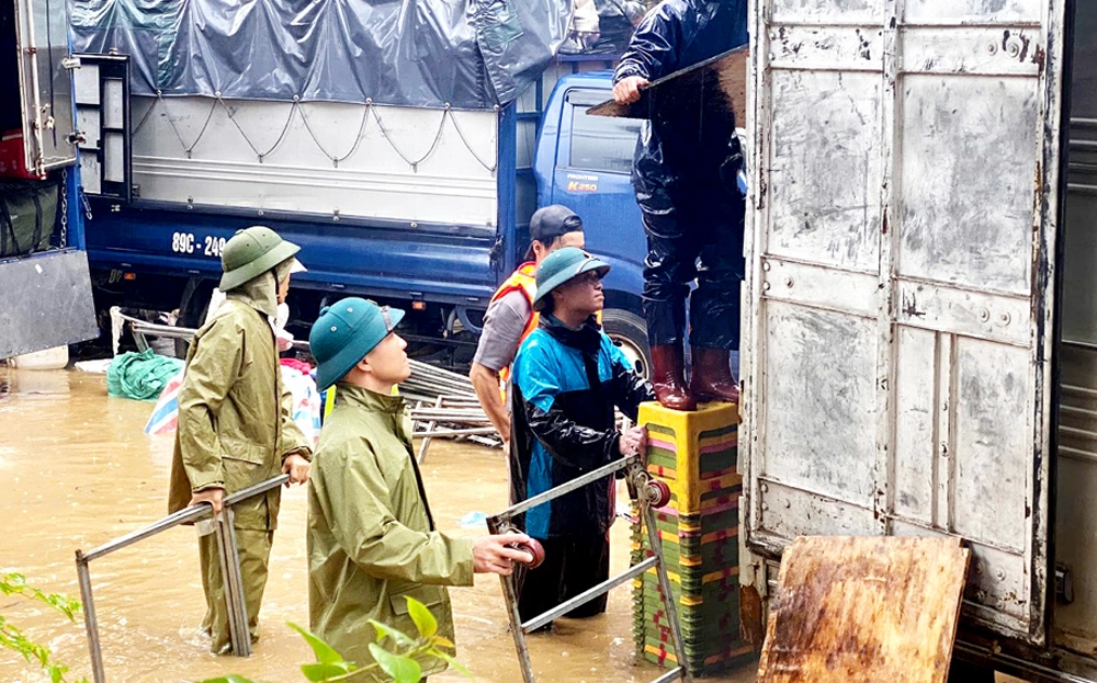 Lực lượng chức năng tích cực hỗ trợ người dân di chuyển đến nơi an toàn.