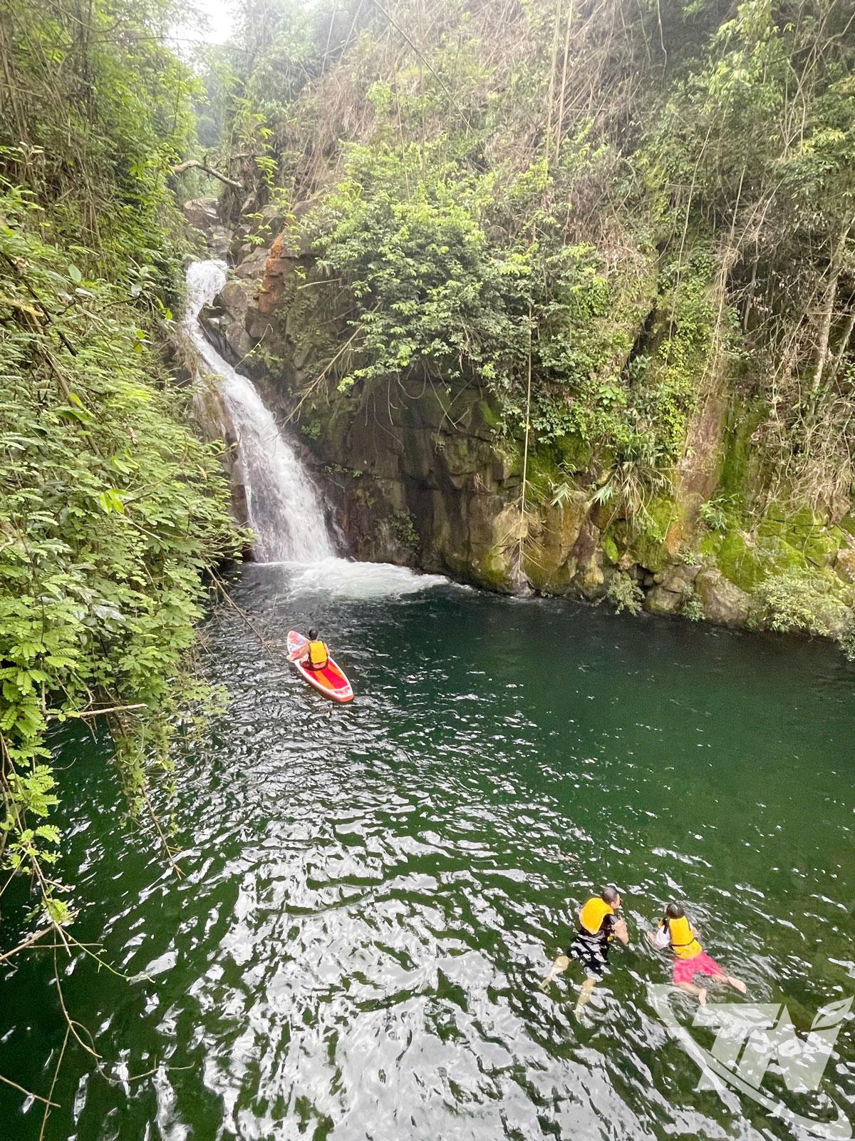 Du khách trải nghiệm tại thác Khổng Tước