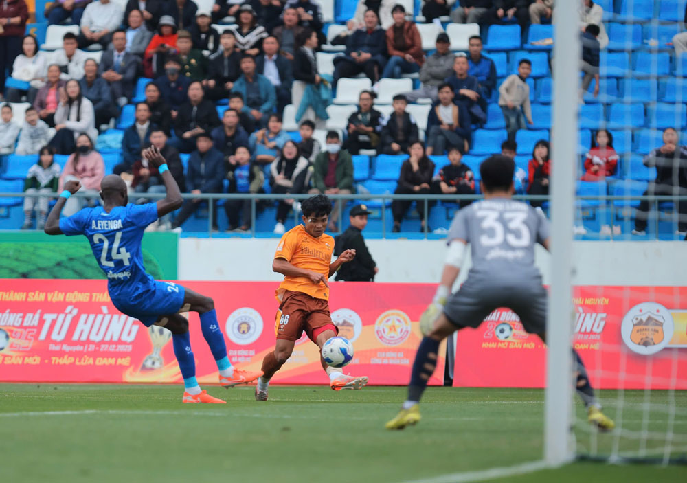 Bị dẫn b&agrave;n, Ho&agrave;ng Anh Gia Lai buộc phải d&acirc;ng cao đội h&igrave;nh tấn c&ocirc;ng.