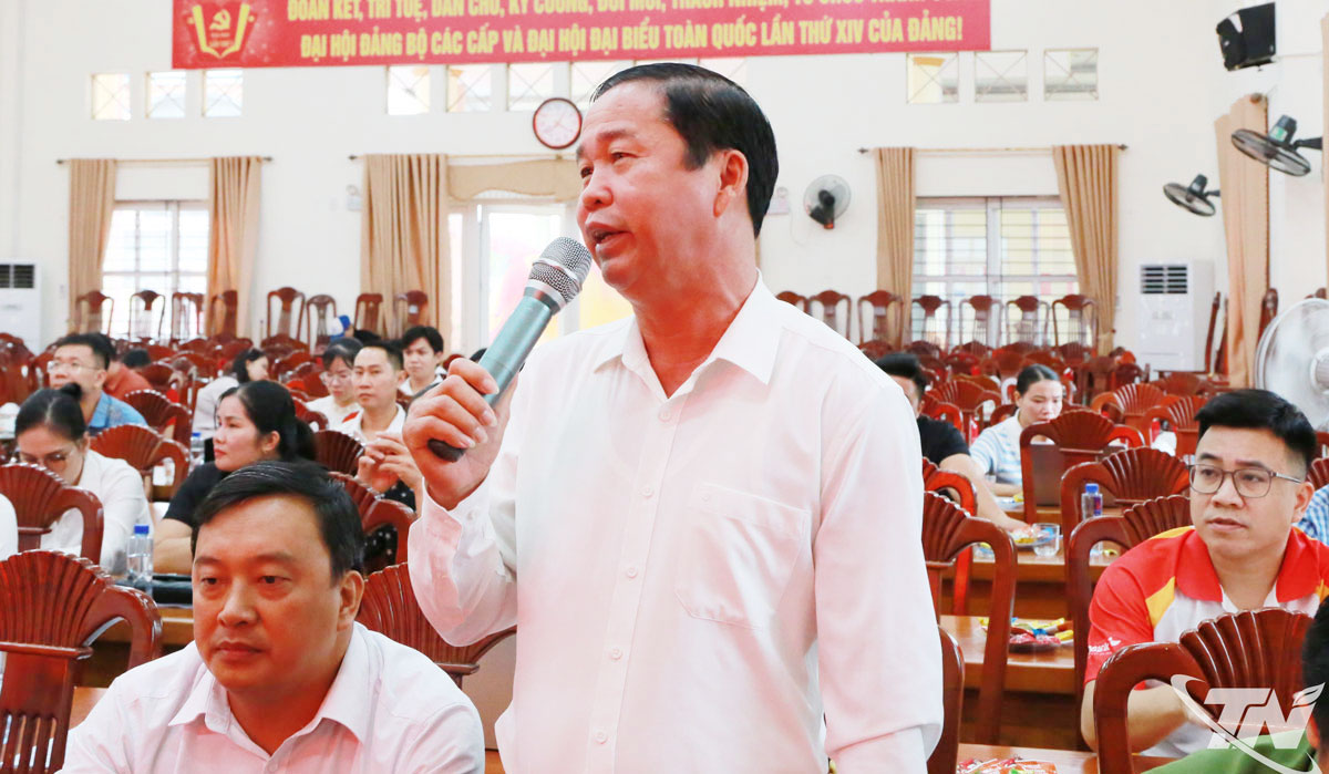 Đại biểu phát biểu.