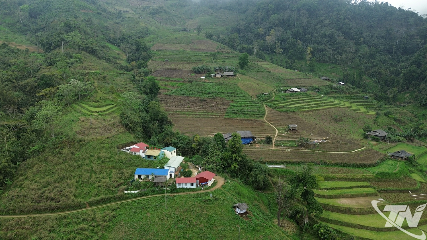 Giữa lưng chừng núi Khâu Qua, điểm trường nhỏ nép mình giữa ruộng bậc thang giữ nhịp học cho học sinh vùng cao.