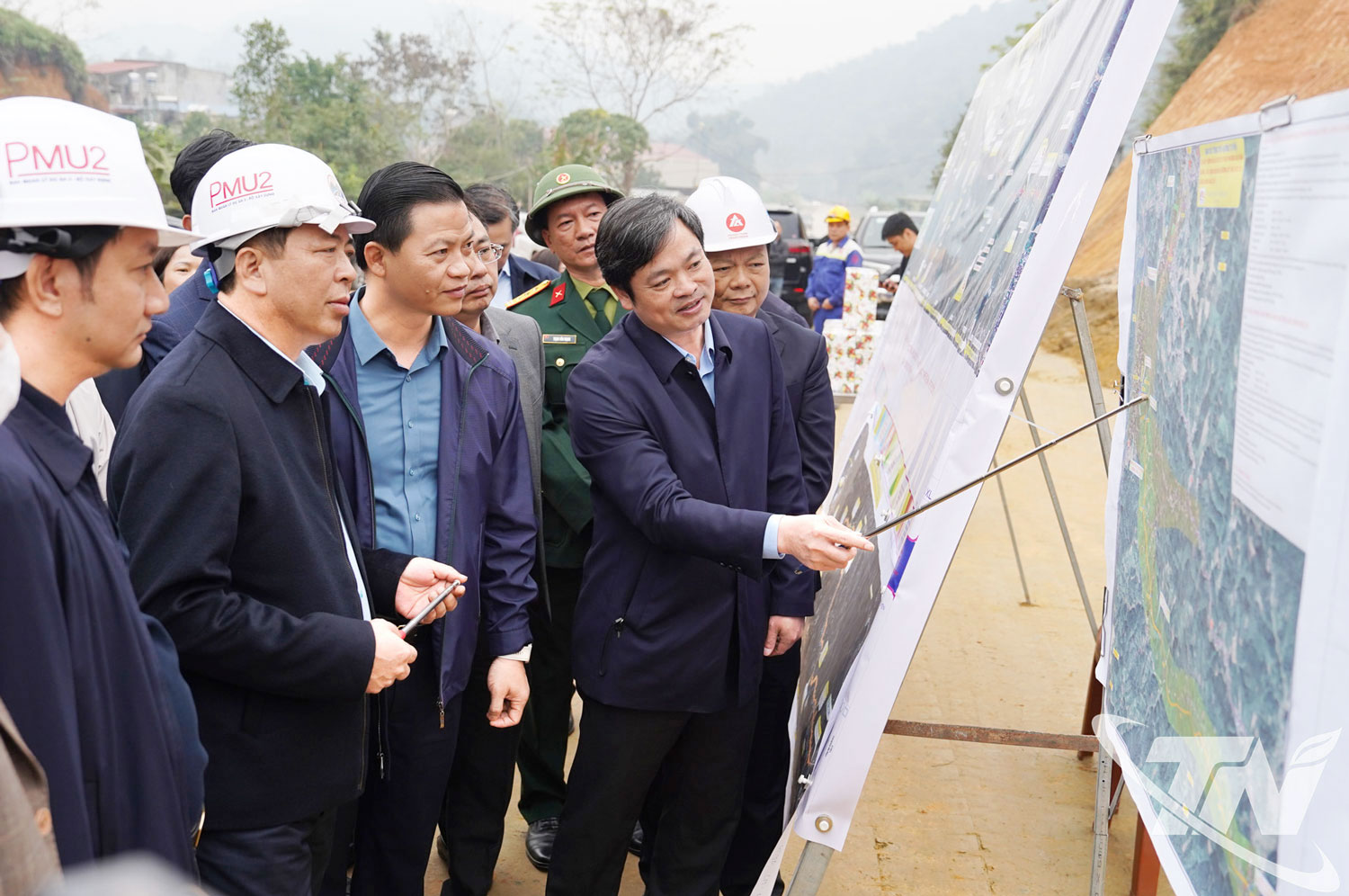 L&atilde;nh đạo Ban Quản l&yacute; dự &aacute;n đầu tư x&acirc;y dựng c&ocirc;ng tr&igrave;nh giao th&ocirc;ng v&agrave; n&ocirc;ng nghiệp ph&iacute;a Bắc b&aacute;o c&aacute;o tiến độ triển khai Dự &aacute;n đầu tư x&acirc;y dựng tuyến đường Chợ Mới - Bắc Kạn.