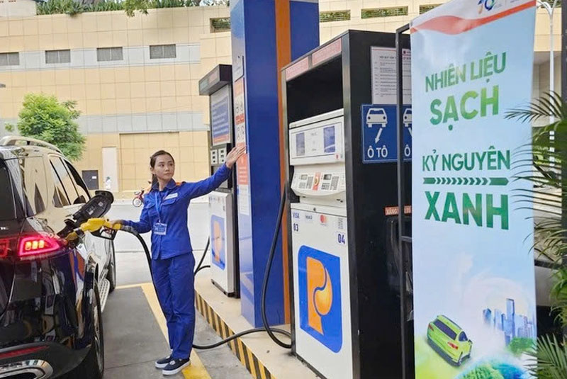 Giá xăng E10 RON95-III không cao hơn 19.916 đồng/lít (giảm 837 đồng/lít so với giá bán tối đa hiện hành)