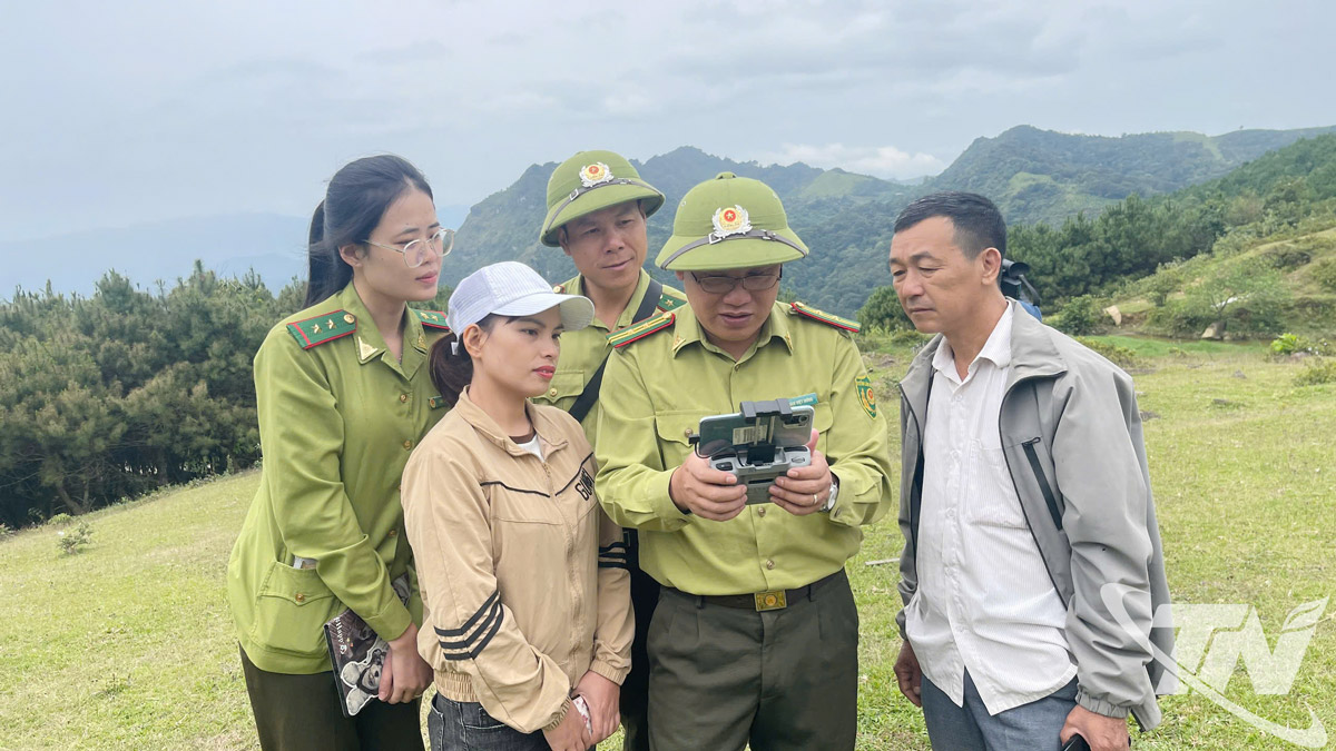 Hạt Kiểm lâm số 3 ứng dụng thiết bị bay Flycam để có thể phát hiện sớm các điểm cháy rừng.