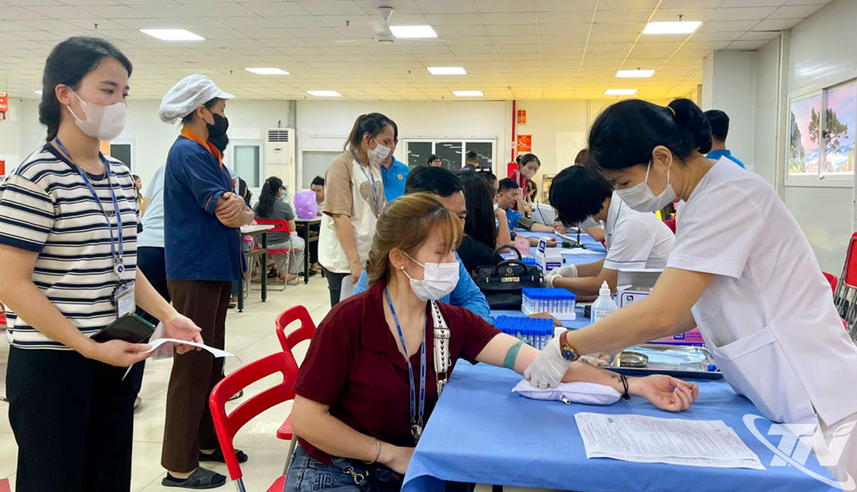Hơn 400 đoàn viên, công nhân lao động tham gia hiến máu