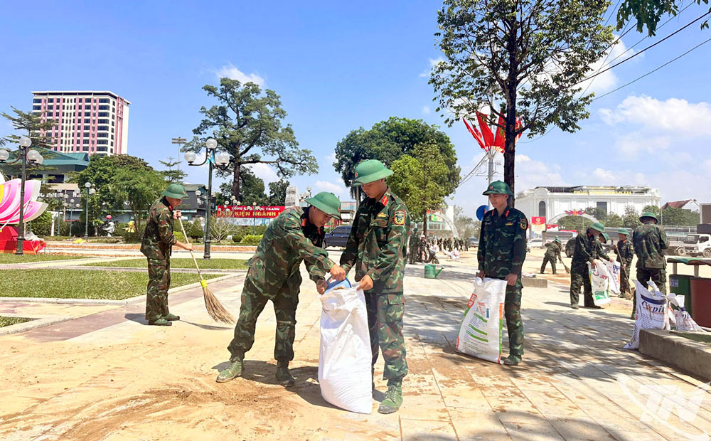 Bộ đội tham gia dọn dẹp vệ sinh, khắc phục hậu quả mưa lũ tại khu vực trung tâm hành chính tỉnh Thái Nguyên.