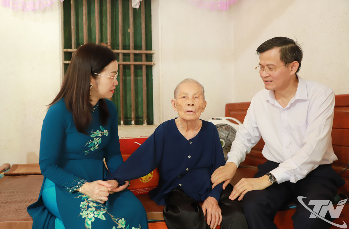 Đoàn đến thăm hỏi, tặng quà Mẹ Việt Nam Anh hùng Phạm Thị May.