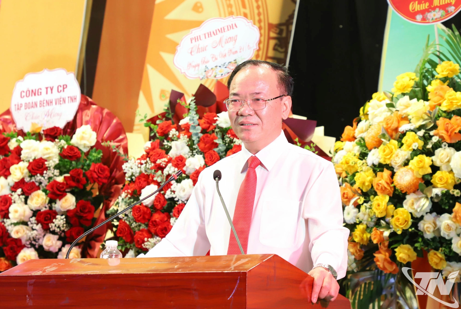 Đồng chí Đỗ Xuân Hòa, Giám đốc Báo và Phát thanh, Truyền hình Thái Nguyên, báo cáo tình hình hoạt động của đơn vị.