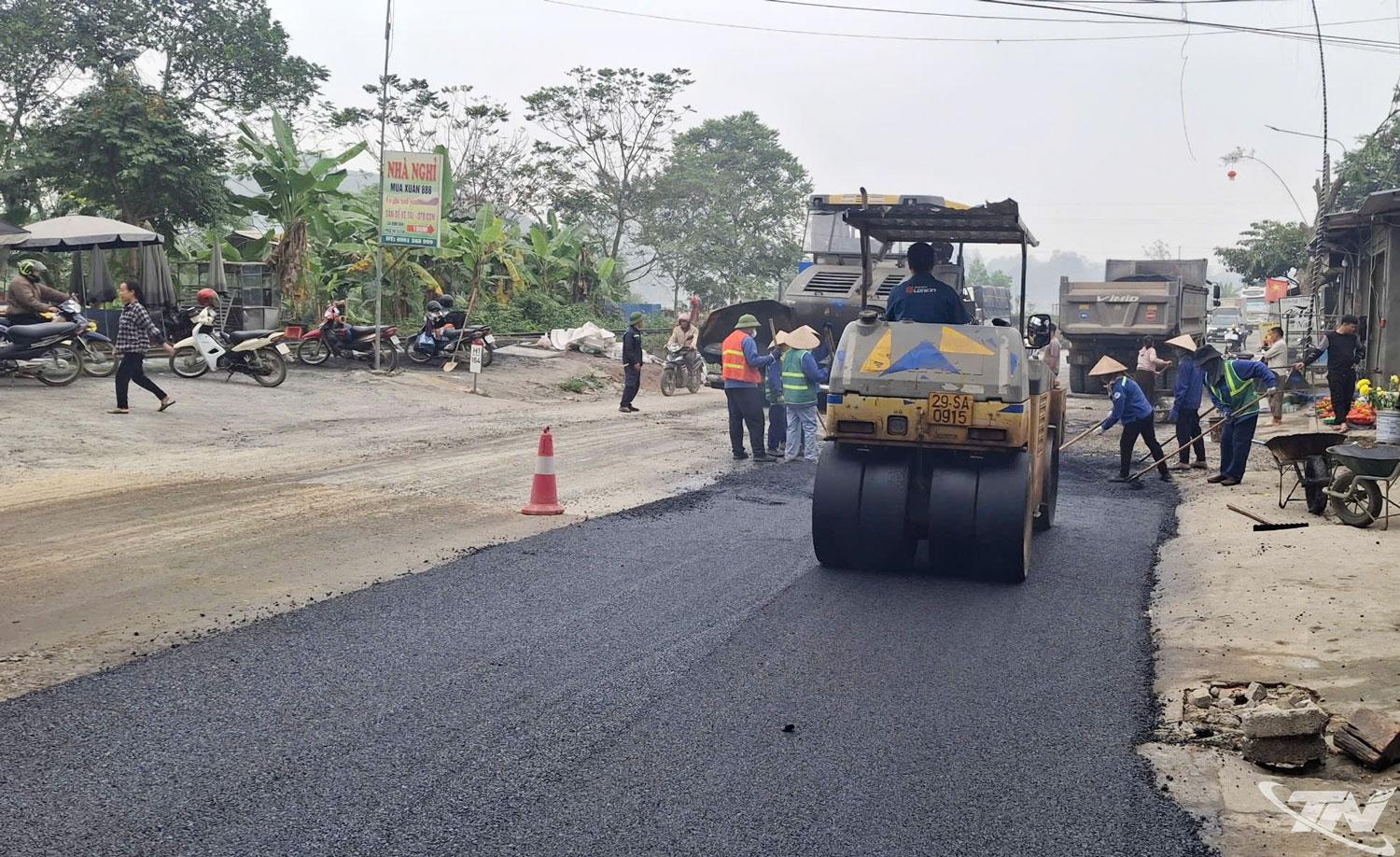 Thi công đảm bảo giao thông trên quốc lộ 37 tỉnh Thái Nguyên.
