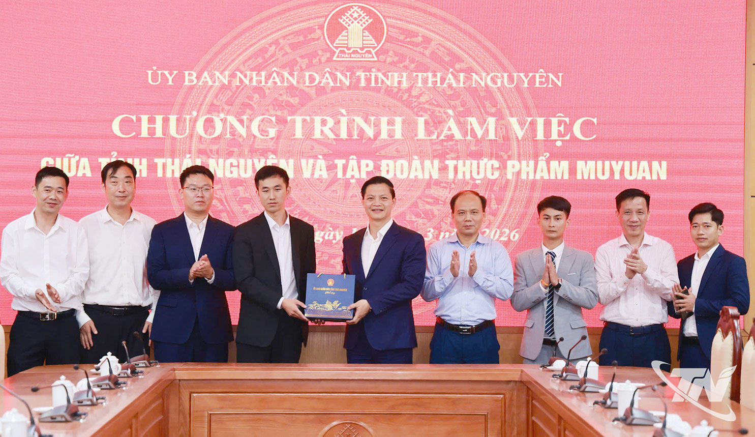Đồng chí Chủ tịch UBND tỉnh Vương Quốc Tuấn tặng quà lưu niệm cho đại diện Tập đoàn Chăn nuôi công nghệ cao Muyuan Foods.