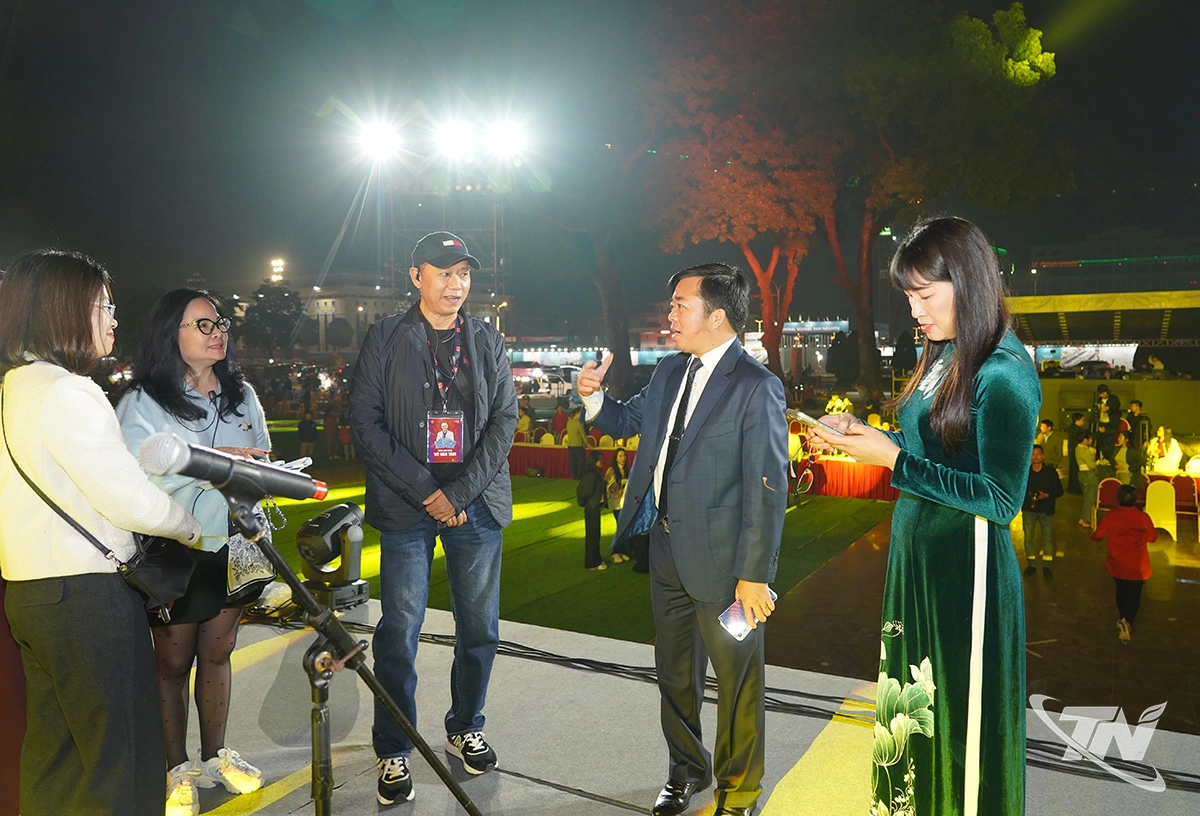 Đồng ch&iacute; Ph&oacute; Chủ tịch Thường trực UBND tỉnh chỉ đạo r&uacute;t kinh nghiệm sau buổi tổng duyệt.