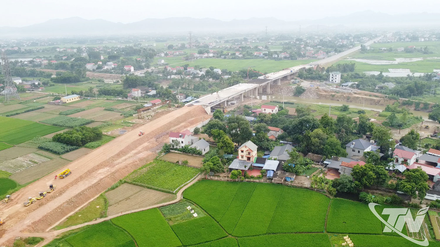 Cầu vượt Sông Công - một trong 3 cây cầu lớn trên tuyến gặp nhiều khó khăn khi thi công, nhưng đến nay chủ đầu tư cam kết bảo đảm đủ điều kiện thông xe kỹ thuật vào ngày 19-8. Ảnh Vũ Trung