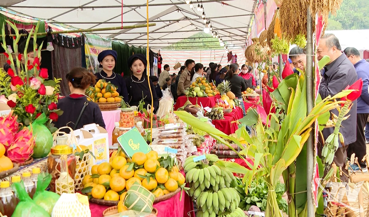 Các sản phẩm đặc trưng của xã Bạch Thông tại ngày hội.