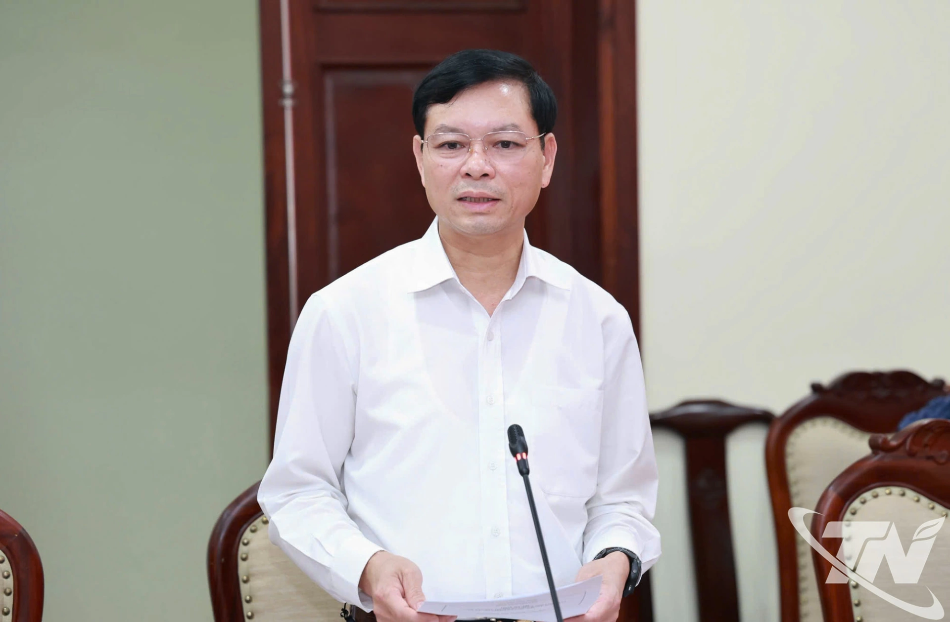 Lãnh đạo Sở Nội vụ (cơ quan Thường trực Ủy ban Bầu cử tỉnh) báo cáo sơ bộ kết quả cuộc bầu cử.