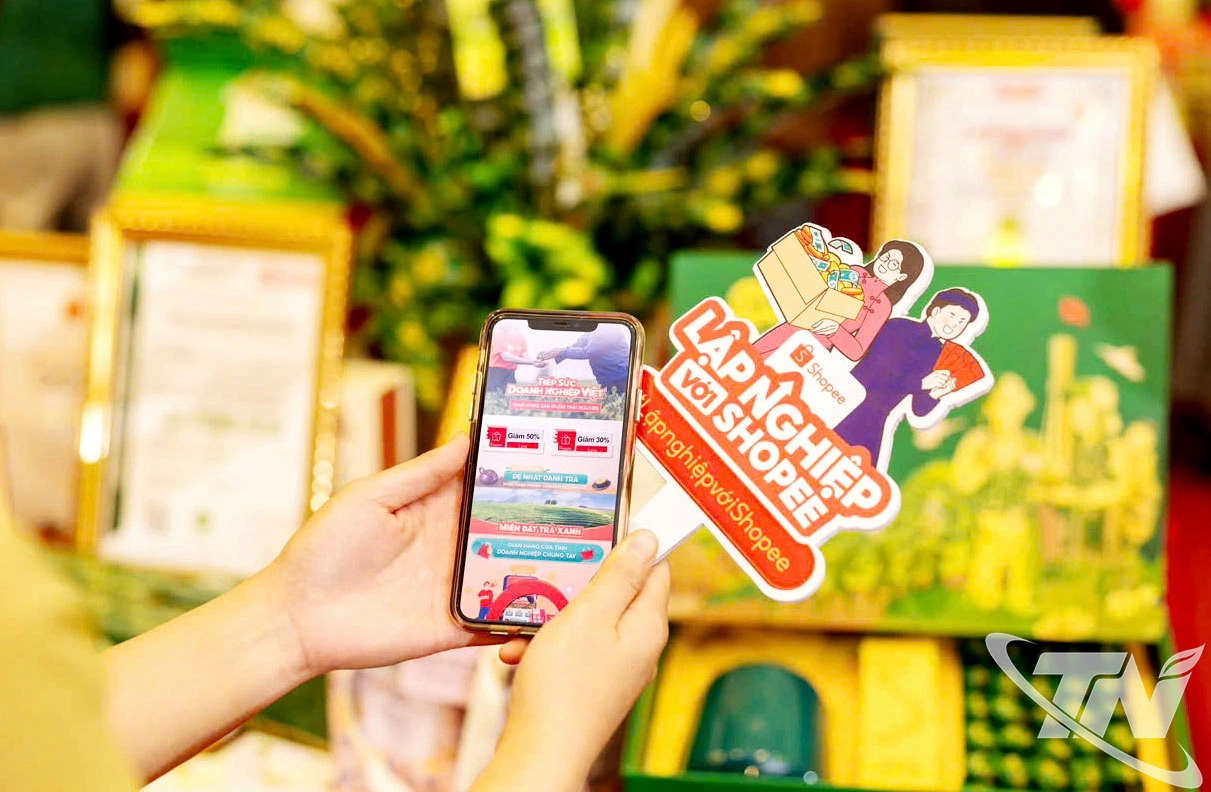 Người tiêu dùng có thể dễ dàng tìm mua các sản phẩm đặc trưng của Thái Nguyên trên sàn Shopee chỉ với vài thao tác đơn giản trên điện thoại hoặc máy tính.