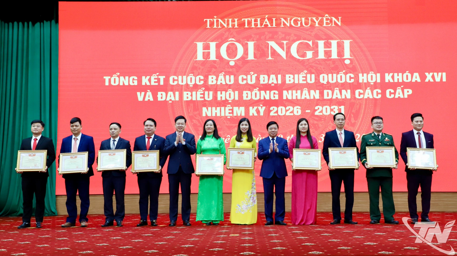 Khen thưởng các tập thể, cá nhân có thành tích xuất sắc trong cuộc bầu cử.