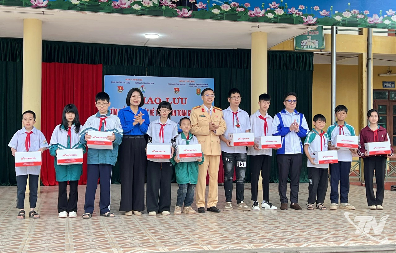 Phòng Cảnh sát giao thông và Tỉnh đoàn Thái Nguyên đã trao tặng mũ bảo hiểm đạt chuẩn cho nhóm học sinh Sao đỏ của nhà trường.