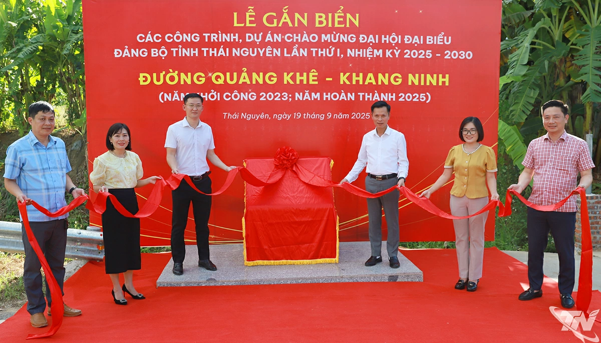 Các đại biểu thực hiện gắn biển công trình.