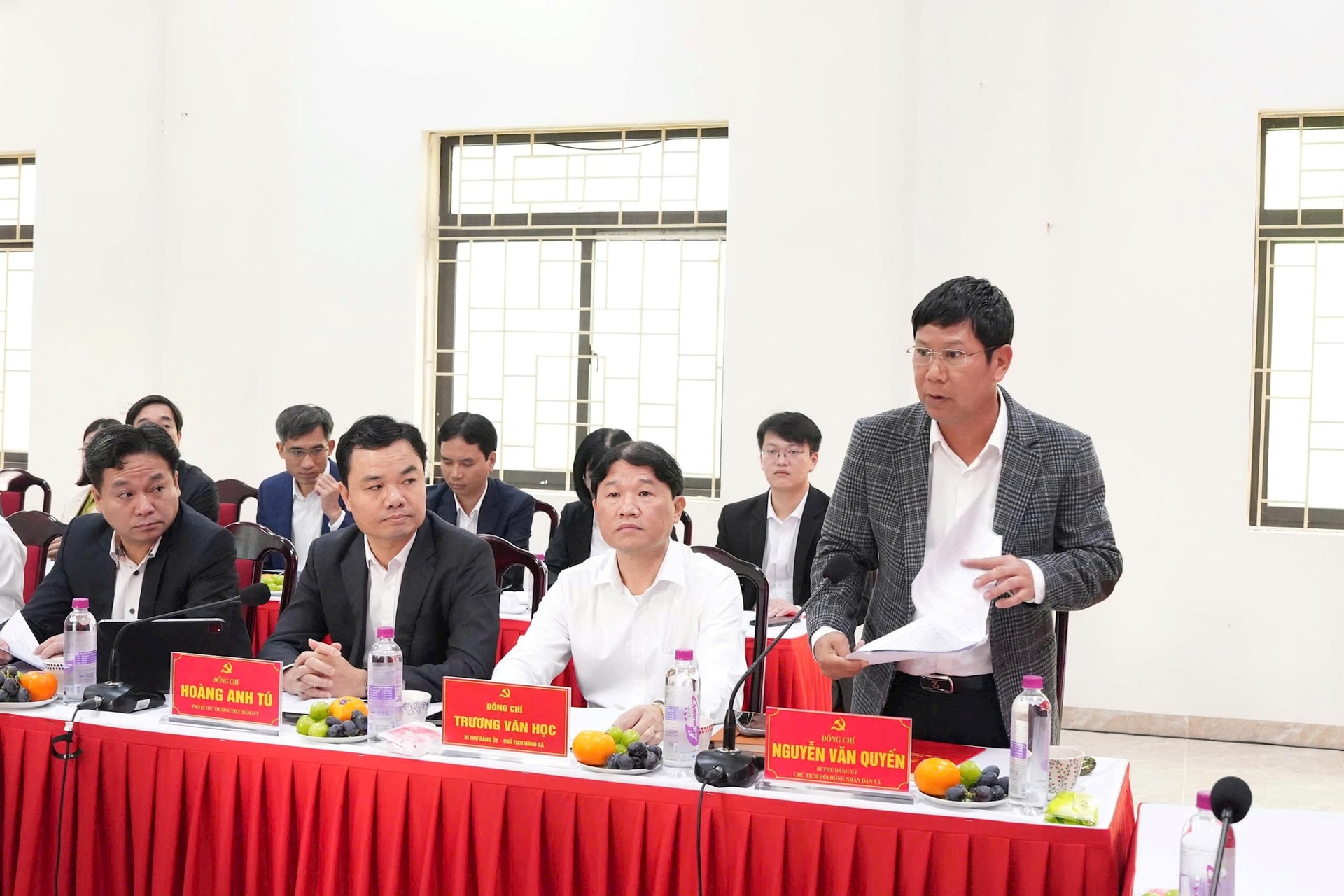 Bí thư Đảng ủy, Chủ tịch HĐND xã Bát Tràng Nguyễn Văn Quyến báo cáo tại buổi giám sát. Ảnh: Nguyên Anh