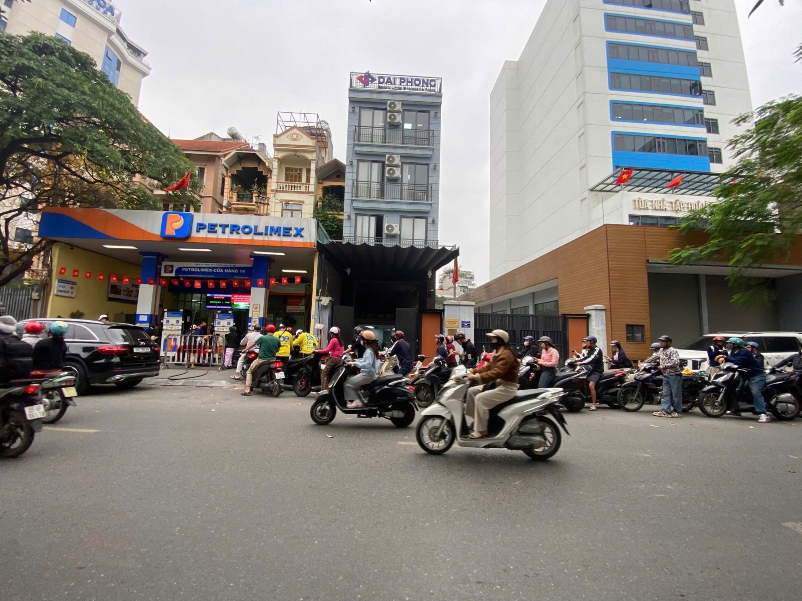 Trước tình trạng giá xăng dầu tăng, Cơ quan Công an khuyến cáo người dân chỉ nên mua nhiên liệu vừa đủ nhu cầu sử dụng, không tích trữ ở nhà để tránh nguy cơ cháy nổ. Ảnh: CTV