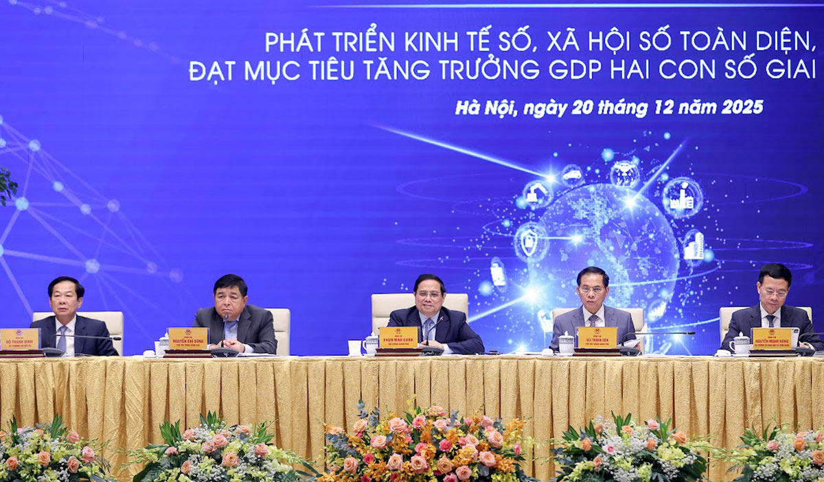 C&ugrave;ng dự v&agrave; chủ tr&igrave; Diễn đ&agrave;n c&oacute; Ph&oacute; Thủ tướng B&ugrave;i Thanh Sơn, Ph&oacute; Thủ tướng Nguyễn Ch&iacute; Dũng, Bộ trưởng Bộ Khoa học v&agrave; C&ocirc;ng nghệ Nguyễn Mạnh H&ugrave;ng, Bộ trưởng Bộ Nội vụ Đỗ Thanh B&igrave;nh