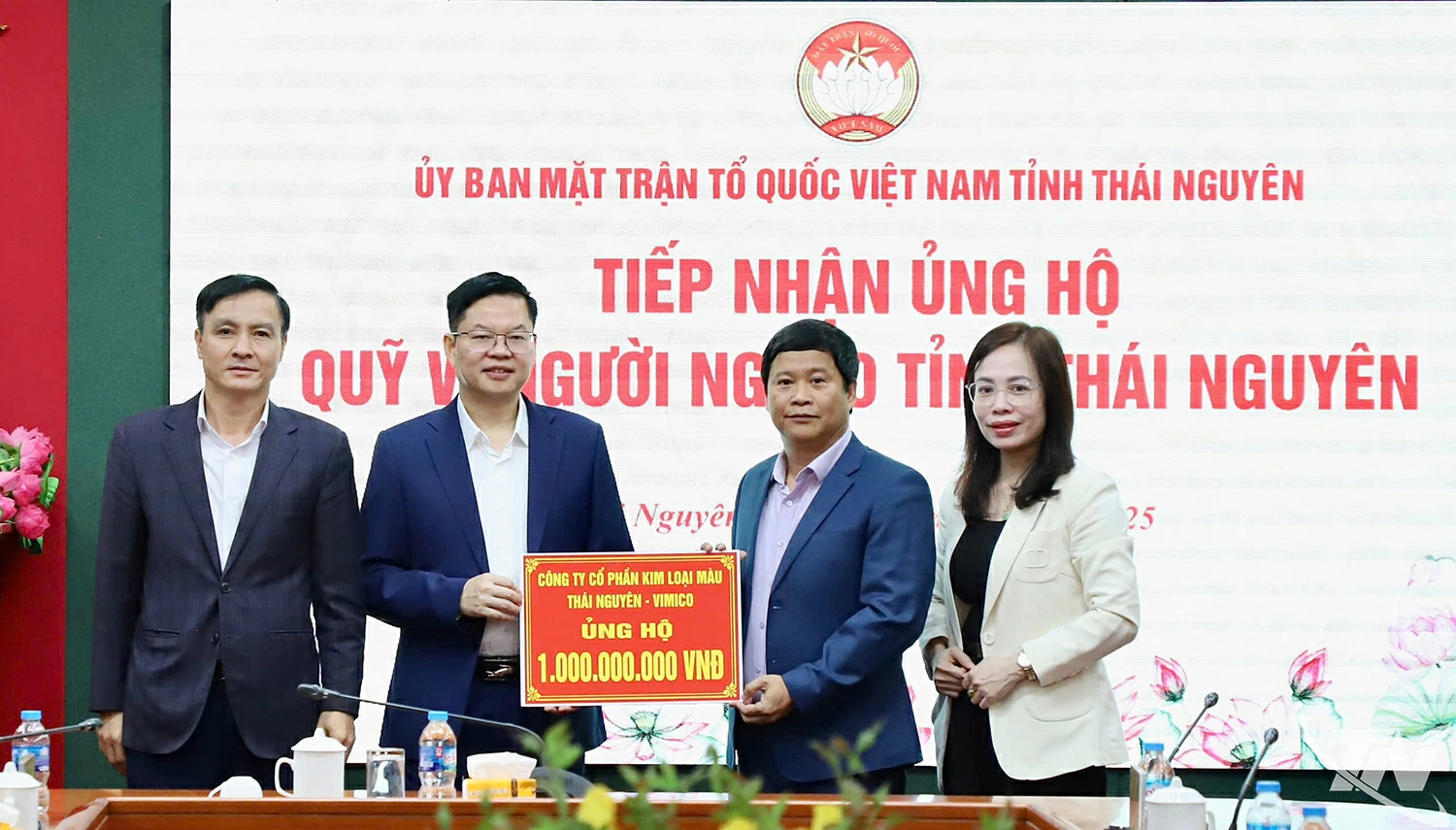 Lãnh đạo Công ty Cổ phần kim loại màu Thái Nguyên trao tiền ủng hộ Quỹ vì người nghèo của tỉnh.  