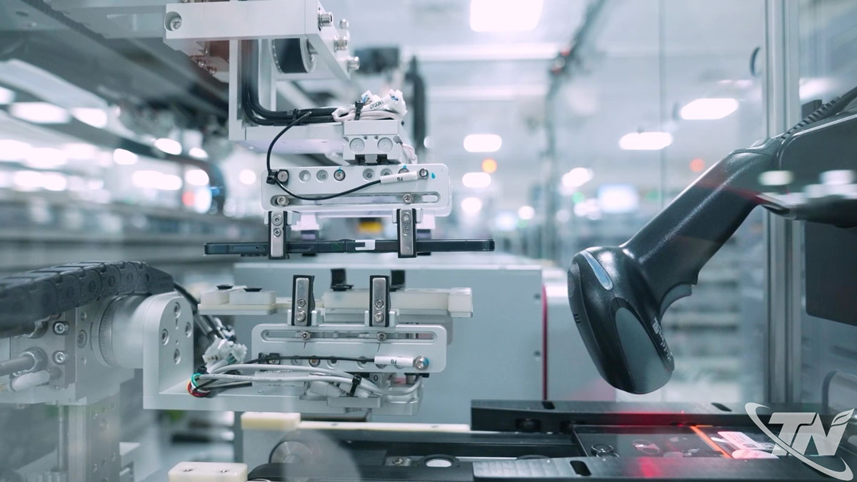 D&acirc;y chuyền sản xuất điện tử hiện đại, tự động h&oacute;a cao tại Samsung đ&aacute;p ứng c&aacute;c ti&ecirc;u chuẩn khắt khe về chất lượng, độ ch&iacute;nh x&aacute;c của sản phẩm v&agrave; hiệu suất trong chuỗi cung ứng to&agrave;n cầu.