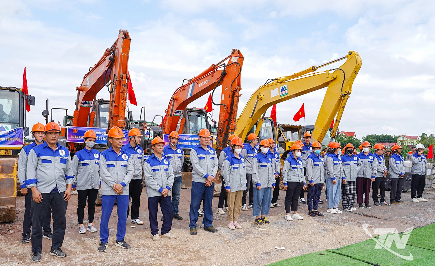 Máy móc, nhân lực sẵn sàng tiến hành thi công dự án ngay sau Lễ khởi công.