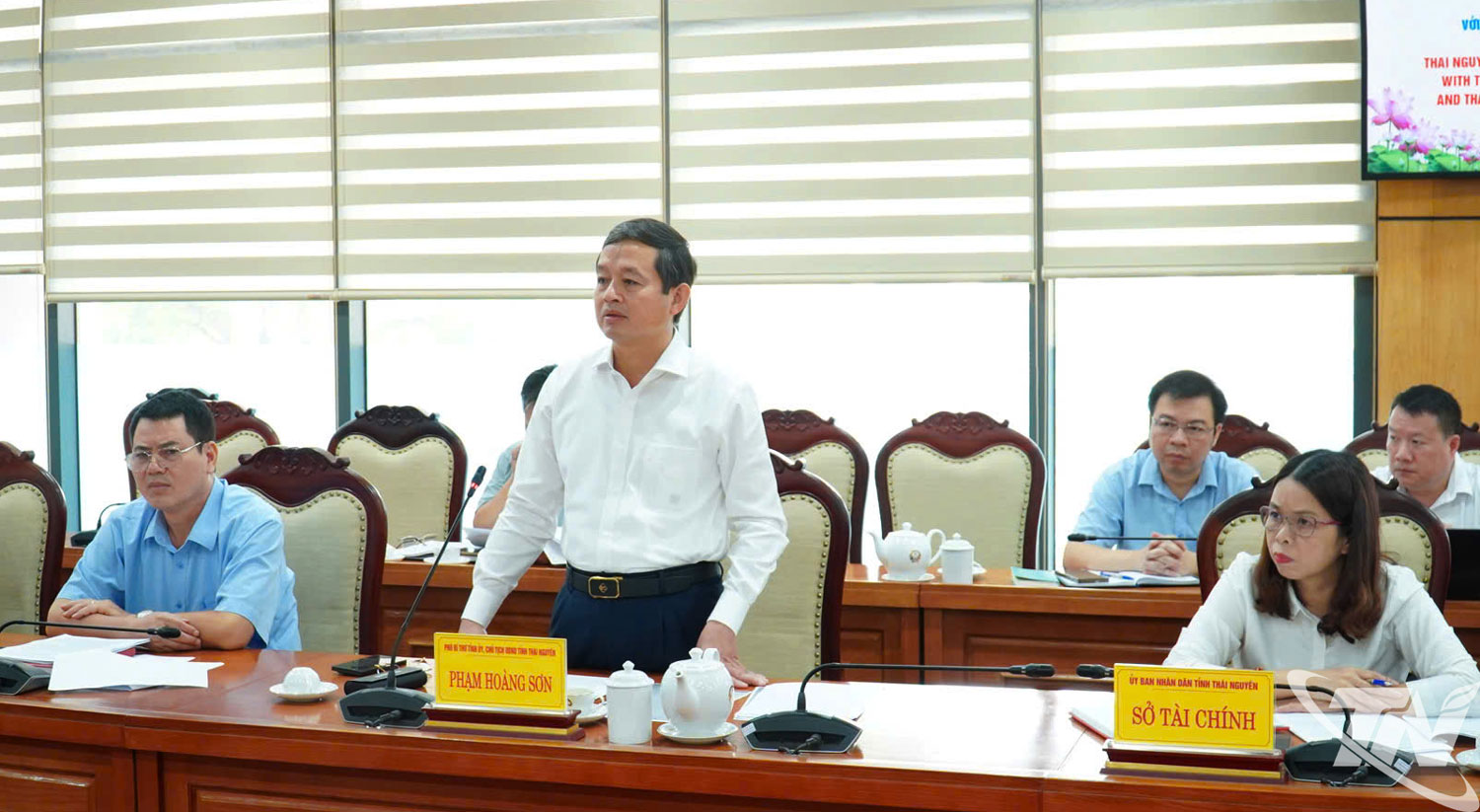 Đồng chí Phạm Hoàng Sơn, Phó Bí thư Tỉnh ủy, Chủ tịch UBND tỉnh Thái Nguyên trao đổi về một số định hướng hợp tác và cơ chế ưu đãi của tỉnh đối với Doanh nghiệp nước ngoài đến đầu tư tại Thái Nguyên.