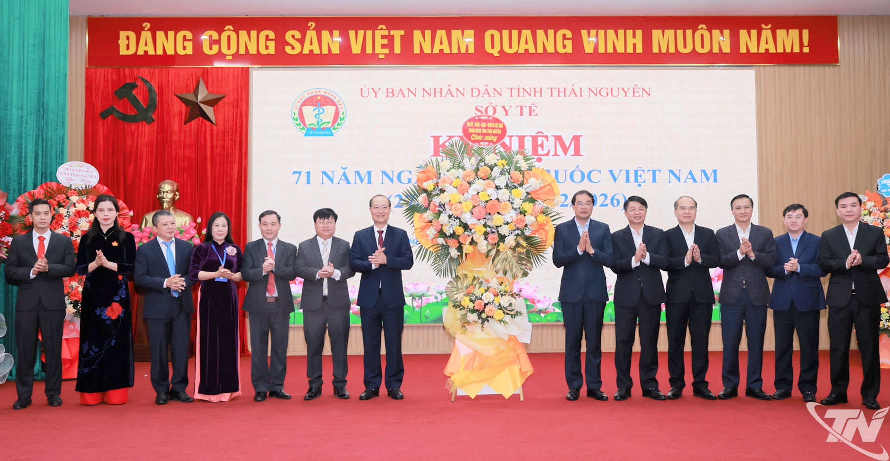 Đồng chí Bí thư Tỉnh ủy, Trịnh Xuân Trường tặng hoa chúc mừng tập thể cán bộ, công chức, viên chức, người lao động Sở Y tế tỉnh Thái Nguyên.